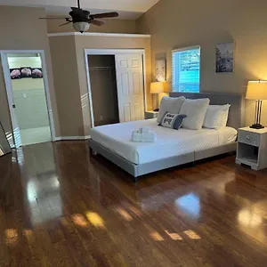  Holiday home Family Getaway Near Clear Water.
